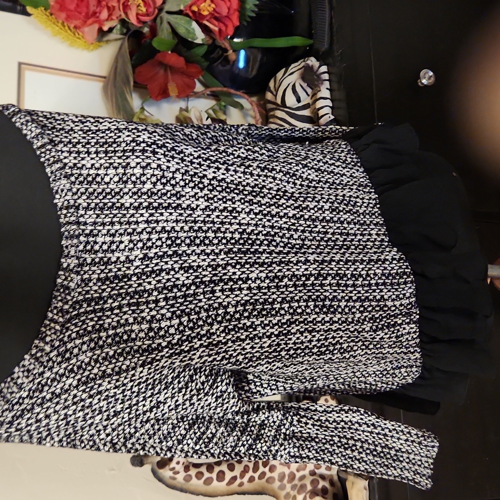 Lightweight Knit Sweater with ruffle hem